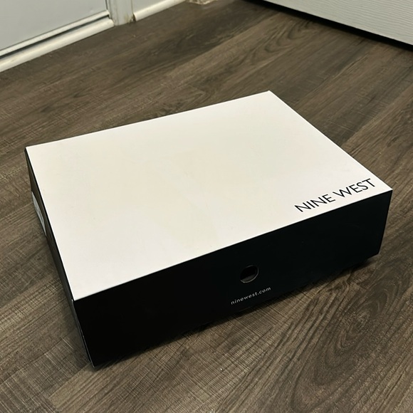 NINE WEST leather dressy bootie - Picture 5 of 5